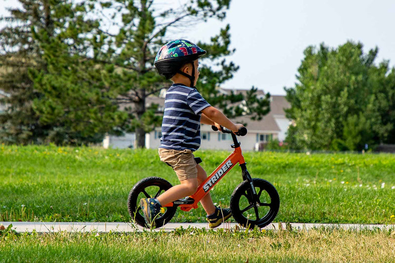 balance bike and helmet Strider 12 Sport Balance Bike